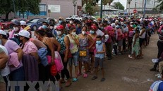 Người di cư tập trung tại thị trấn biên giới Reynosa, Tamaulipas, Mexico, trong hành trình tới Mỹ. (Ảnh: AFP/TTXVN)