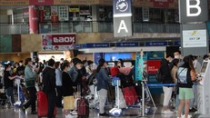 Hành khách xếp hàng chờ làm thủ tục để lên máy bay tại sân bay Narita (Nhật Bản). Ảnh tư liệu: Đào Thanh Tùng/Phóng viên TTXVN tại Tokyo