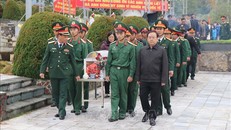 An táng hài cốt liệt sỹ quân tình nguyện Việt Nam hy sinh tại Lào tại Nghĩa trang quốc gia Tông Khao. Ảnh: Xuân Tiến/TTXVN