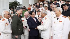 Thủ tướng Phạm Minh Chính với các nhân chứng lịch sử Công an nhân dân. (Ảnh: Dương Giang/TTXVN) 