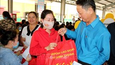 Trao quà cho công nhân, người lao động đang làm việc tại các công ty trong Khu công nghiệp Hàm Kiệm 2 (Hàm Thuận Nam, Bình Thuận). Ảnh: Nguyễn Thanh/TTXVN 