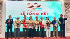Trung tâm Bảo vệ Quyền tác giả âm nhạc Việt Nam tặng quà tri ân các nhạc sỹ. Ảnh: VCPMC cung cấp. 