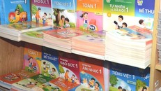 Sách giáo khoa sẽ được bổ sung vào danh mục hàng hóa, dịch vụ do Nhà nước định giá. (Ảnh minh họa: CTV)