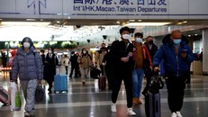 Hành khách tại sân bay quốc tế thủ đô Bắc Kinh ngày 27/12. Ảnh: Reuters