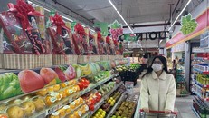 Hàng hóa Tết dồi dào trên kệ các siêu thị để người dân thỏa sức mua sắm. (Ảnh minh họa: Minh Hiếu/Vietnam+)