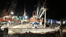 Lực lượng cứu hộ làm việc bất kể ngày đêm để giải cứu bé Nam. (Ảnh: TTXVN)