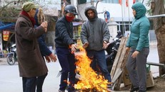 Người dân tại Hà Nội đốt củi để sưởi ấm tránh rét. (Ảnh: Quang Quyết/TTXVN)