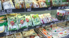 Các sản phẩm chay như bánh bao, tàu hũ, nấm, bột đậu... xuất hiện nhiều tại các hệ thống siêu thị. (Ảnh: Việt Anh/Vietnam+) 