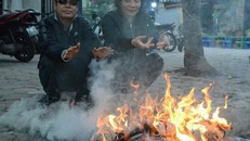 Người dân đốt lửa sửa âm trong tiết trời giá rét.
