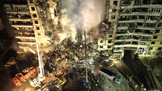 Hiện trường vụ tấn công toà nhà ở Dnipro. Ảnh: AP