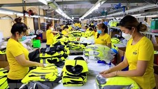 Dây chuyền sản xuất hàng dệt may xuất khẩu. (Ảnh: Hồng Đạt/TTXVN)