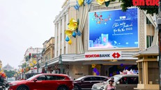 Ngày 23/1 (tức mùng 2 Tết), trong tiết trời khô ráo và ấm áp, người dân đổ về khu vực trung tâm Hà Nội. (Ảnh: TTXVN) 