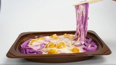 Mỳ ống alfredo làm từ ube. (Nguồn: 7-Eleven Hawaii)