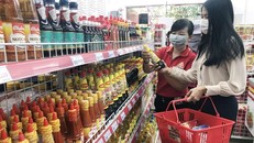 Khách mua sắm tại cửa hàng Vissan. (Ảnh: Mỹ Phương/TTXVN)