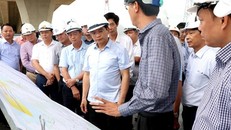 Bộ trưởng Bộ Giao thông Vận tải Nguyễn Văn Thắng kiểm tra thi công tuyến cao tốc đoạn Vĩnh Hảo-Phan Thiết với chiều dài 100km. (Ảnh: Nguyễn Thanh/TTXVN) 