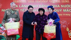 Thủ tướng Phạm Minh Chính tặng quà Tết cho người có công tại tỉnh Cao Bằng. (Ảnh: Dương Giang/TTXVN)