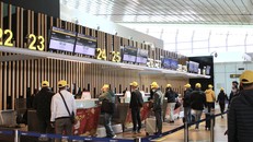 Hành khách làm thủ tục check-in tại Sân bay quốc tế Vân Đồn.