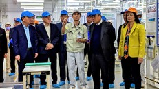 Chủ tịch UBND TP Hà Nội Trần Sỹ Thanh đến thăm, động viên sản xuất đầu Xuân Quý Mão tại Công ty TNHH Điện tử Meiko Việt Nam. (Ảnh: TTXVN)