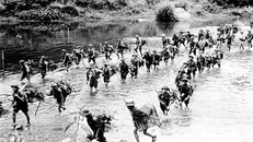 Bộ đội hành quân trong cuộc tổng tiến công và nổi dậy xuân Mậu Thân 1968.