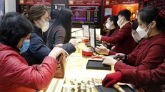 Khách hàng giao dịch vàng miếng. (Ảnh: TTXVN)