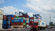 Xếp dỡ hàng hóa Container tại Tân cảng Sài Gòn. Ảnh tư liệu: Hồng Đạt/TTXVN 