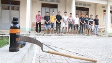 Băng nhóm đối tượng đòi nợ bằng hung khí bị tạm giữ tại Công an huyện Châu Thành, tỉnh Tây Ninh. (Ảnh: Thanh Tân/TTXVN)