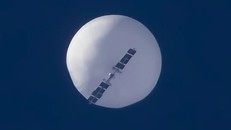 Khí cầu của Trung Quốc trước khi bị bắn hạ. Ảnh: Reuters.