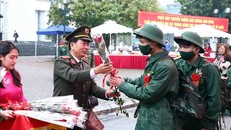 Thượng tướng Trần Quốc Tỏ, Ủy viên Trung ương Đảng, Thứ trưởng Bộ Công an động viên các tân binh quận Hai Bà Trưng lên đường nhập ngũ. Ảnh: Phạm Kiên/TTXVN