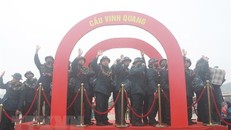 Các tân binh bước qua "cầu Vinh quang" tại Quảng Ninh lên đường bảo vệ tổ quốc. (Ảnh: Thanh Vân/TTXVN)