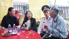 Bí thư Tỉnh ủy Quảng Ngãi Bùi Thị Quỳnh Vân (ngoài cùng, bên trái) thăm hỏi thân nhân gia đình có người tử vong do tai nạn. 