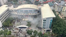 Khói bốc lên từ đám cháy tai trường tiểu học Yên Hòa (Hà Nội). (Ảnh: Lệ Hà)