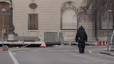 Chuyên gia về chất nổ kiểm tra tại tòa nhà Quốc hội. (Nguồn: EPA-EFE)