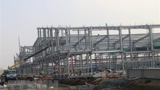 Thi công nhà xưởng Công ty TNHH Global Running trong Cụm công nghiệp Gia Thuận I. (Ảnh: Minh Trí/TTXVN)
