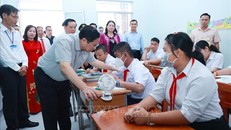 Thủ tướng Phạm Minh Chính thăm, động viên học sinh Trường nuôi dạy trẻ em khuyết tật Bến Tre. Ảnh: Dương Giang/TTXVN