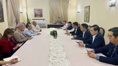 Đoàn công tác tại cuộc hội đàm với đồng chí Rogelio Polanco Fuentes, Bí thư Trung ương Đảng, Trưởng Ban Tư tưởng Trung ương PCC. (Ảnh: TTXVN phát)