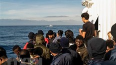 Người di cư trên tàu cứu hộ Ocean Viking tại Biển Tyrrhenian, vùng biển quốc tế. (Ảnh: AFP/TTXVN)