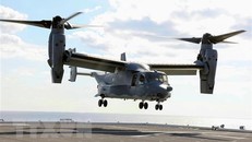 Máy bay Osprey của quân đội Mỹ hạ cánh xuống tàu Kaga của Lực lượng Phòng vệ Biển Nhật Bản ở ngoài khơi vùng Shikoku, ngày 26/10/2020. (Ảnh: Kyodo/TTXVN)