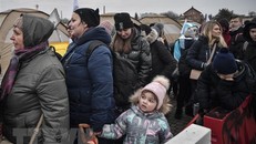 Người tị nạn Ukraine sơ tán sang Medyka, miền Đông Ba Lan ngày 9/3/2022. (Ảnh: AFP/TTXVN)