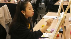 Một bạn trẻ đang tập vẽ tranh mèo tại Triển lãm Xuân Xanh. (Ảnh: Việt Khôi)