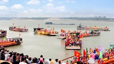 Nghi lễ rước nước tại Lễ hội Chử Đồng Tử-Tiên Dung. (Nguồn: Báo Hưng Yên)