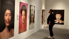 Khách tham quan triển lãm. Ảnh: MT