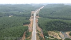 Dự án cao tốc Cam Lộ-La Sơn đoạn qua tỉnh Quảng Trị sắp hoàn thành và đưa vào khai thác. (Ảnh: TTXVN phát)