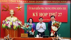 Ông Trần Cẩm Tú, Ủy viên Bộ Chính trị, Bí thư Trung ương Đảng, Chủ nhiệm Ủy ban Kiểm tra Trung ương trao quyết định và tặng hoa chúc mừng hai đồng chí Trần Thị Hiền và Hoàng Trọng Hưng,vừa được Bộ Chính trị chuẩn y Phó Chủ nhiệm Ủy ban Kiểm tra Trung ương. (Nguồn: Ủy ban Kiểm tra Trung ương) 