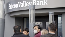 Người dân tập trung bên ngoài trụ sở ngân hàng Silicon Valley Bank (SVB) ở California, Mỹ ngày 13/3/2023. (Ảnh: THX/TTXVN)