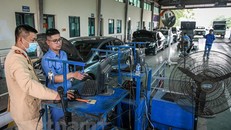 Lãnh đạo một số trung tâm đăng kiểm cho hay việc lực lượng Cảnh sát giao thông (CSGT-Bộ Công an) chi viện không chỉ bổ sung nhân lực giúp các dây chuyền kiểm định đảm bảo điều kiện về đăng kiểm viên để vận hành trở lại, mà còn giúp hoạt động đăng kiểm dần đi vào ổn định, từ đó, tăng năng suất phục vụ nhân dân. (Ảnh: Hoài Nam/Vietnam+) 