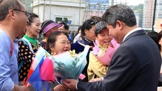 Lãnh đạo thành phố Lào Cai tặng hoa chúc mừng đoàn khách quốc tế đầu tiên. (Ảnh: Quốc Khánh/TTXVN)