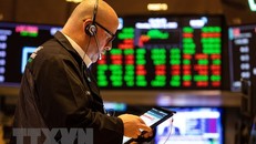 Giao dịch viên trên thị trường chứng khoán New York, Mỹ. (Ảnh: THX/TTXVN)