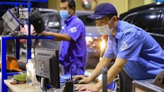 Nhân viên đăng kiểm thực hiện quy trình kiểm định xe cơ giới. (Ảnh: Hoài Nam/Vietnam+)