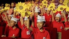 Chương trình 'Sữa học đường – vì tầm vóc Việt' có 'Bà mẹ xã hội'