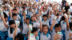 Quỹ sữa Vươn cao Việt Nam và Vinamilk trao tặng sữa cho trẻ em Cần Thơ
